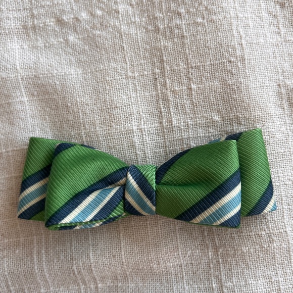 Handmade green bowtie for a small boy - Picture 1 of 5